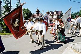 Przemarsz pocztw sztandarowych przez Ludmierz