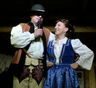 Jan Karpiel-Buecka z solistk i kierowniczk zespou Zielony Jawor z Krempach, Mari Wnk