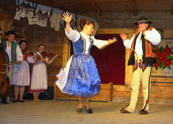 Jan Karpiel-Buecka z solistk i kierowniczk zespou Zielony Jawor z Krempach, Mari Wnk