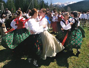 Polaniorki tacz na polanie Biay Potok w czasie XI Przednwka w Polanach