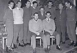 Dziaacze WKS Legia-Zakopane przed Olimpiada w Squaw Valley; sied, od prawej: Jzef Karpiel i Jzef G. Sobczak. Pierwszy z prawej stoi Stanisaw Marusarz, 13 kB
